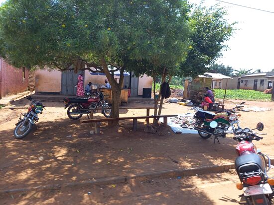 Durch die vielen Stopps zieht sich die Fahrt, aber langweilig wird es nicht, denn es ist einfach interessant zu sehen, was so in den Ortschaften los ist.