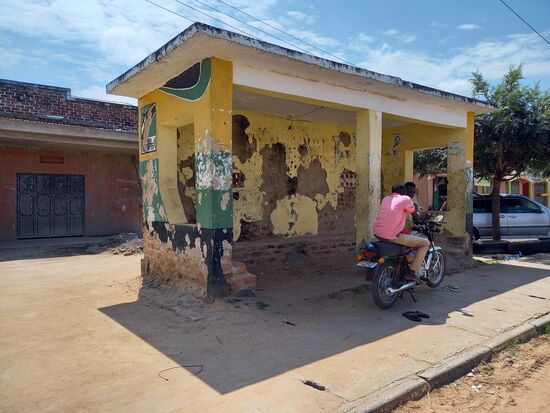 Wir halten an unzähligen solcher Bushaltestellen.