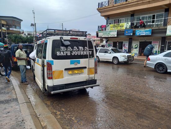 Nach 4,5h kommen wir in Mbabara an. Die Stadt hat ca. 200.000 Einwohner. In den Straßen sind alle sehr beschäftigt.