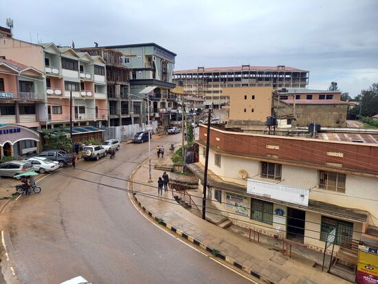 Blick vom Balkon des Zimmers. Das Zimmer ist gut ausgestattet und das Personal sehr freundlich. Nach einer kurzen Pause erkunden wir etwas die Stadt.