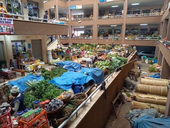 In der Stadt gibt es zig Einkaufsmalls, darunter auch diese Markthalle.