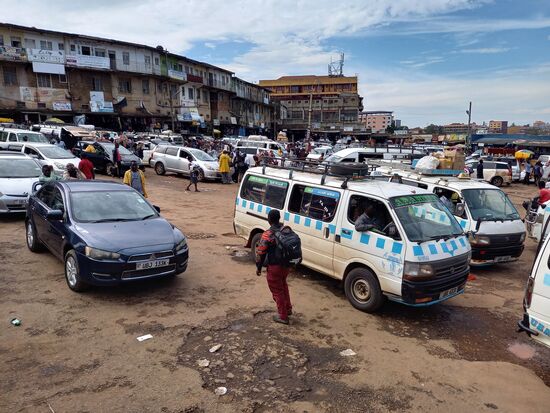 Wir gehen zum Busbahnhof, um herauszufinden wie wir morgen am besten nach Kabale kommen.