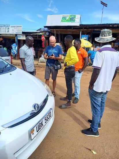 Wir werden von einem jungen Mann angesprochen. Er will uns für 150000UGX in seinem privaten Auto dorthin fahren. Es kommt uns suspekt vor.