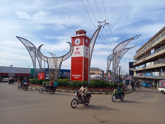 Der Clock Tower der Stadt. Das erinnert uns an Arusha. Dort gibt es auch eine solche Uhr. Allerdings gesponsert von Coca Cola.