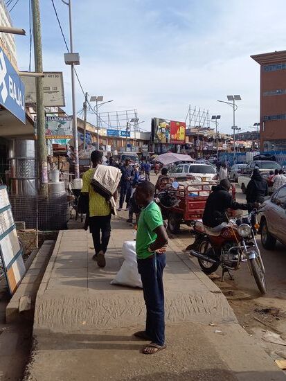 Wir schlendern zurück Richtung Hotel. Dort angekommen, erzählen wir der freundlichen Frau an der Rezeption von dem Fahr- Angebot. Sie rät ab, es sei nicht seriös. Wir entscheiden somit wieder mit einem Kleinbus zu fahren. Ist eh günstiger und außerdem will uns die freundliche Rezeptionistin zum Bus begleiten.