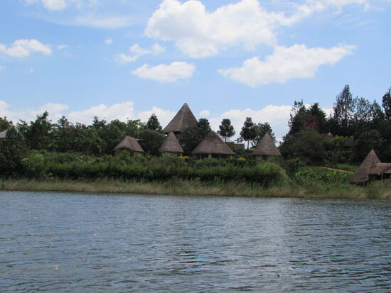 Vom Boot aus sehen wir die Paradise ECO Hub Lodge, dort werden wir mindestens drei Nächte verbringen.