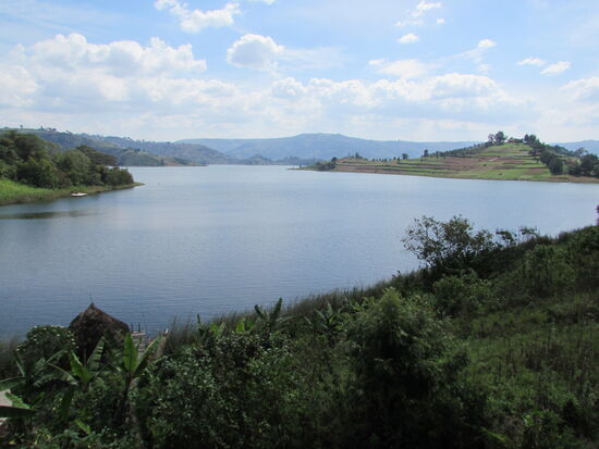 Der See liegt auf 1958m Höhe. Er liegt im Grenzgebiet zu Ruanda.