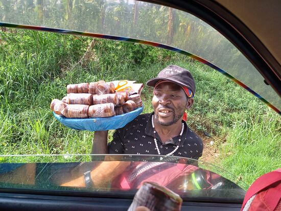 Sobald der Bus hält kommen wieder die Händler.