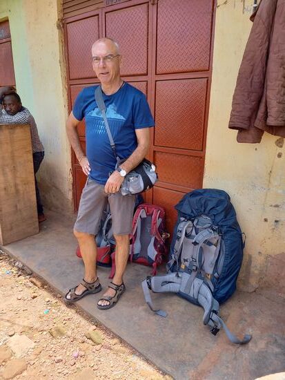 Ankunft in Kabale - nach mehreren Stunden Fahrt, im unbequemen Bus,  tut das Stehen und Gehen gut.