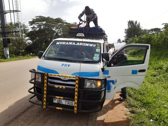Unsere Rucksäcke werden auf dem Dach verschnürt.