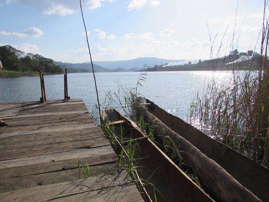 Unten am Steg liegen zwei Einbäume.