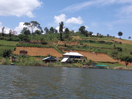 Vom Wasser aus sehen wir die Anlage "Good Life"