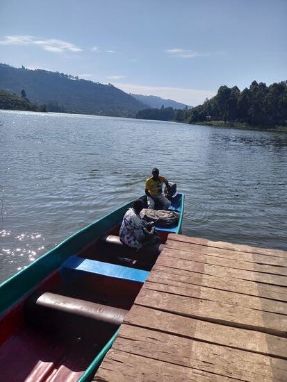 Wir legen am Festland an und starten eine kleine Wanderung.