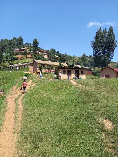 Wir queren das Gelände einer Schule