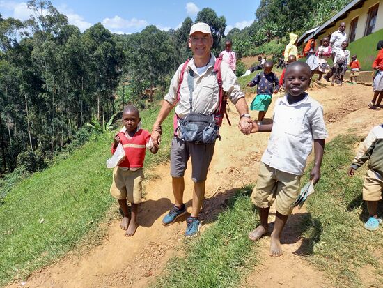 Kaum haben uns die Kinder gesichtet, hat Matthias auch schon zwei kleine Begleiter  