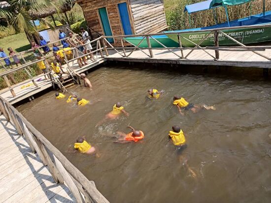 Hier lernen die Kinder das Schwimmen.