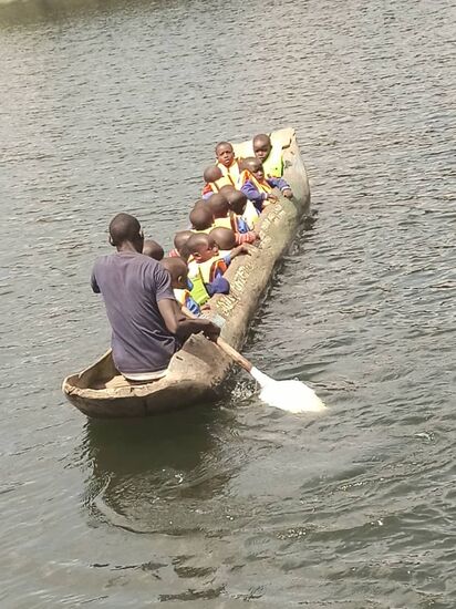 Mit dem Einbaum geht es in den Kindergarten