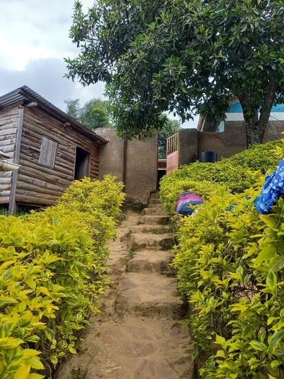 Links ist die Küche,  die Volontären zur Verfügung steht.