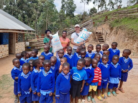 Wir spenden den Kindern Porridge für einen Monat.