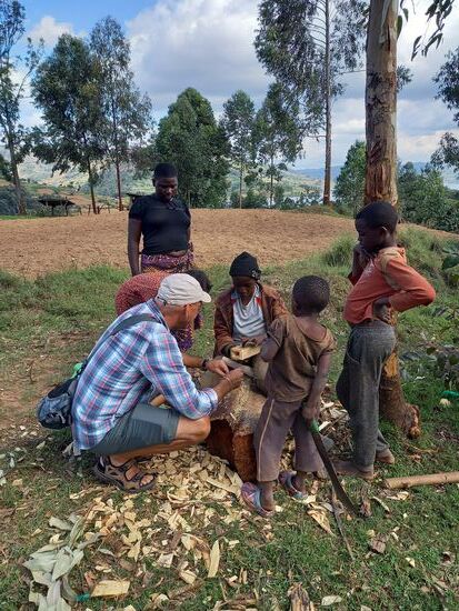 Richard, der Sohn von Gad ist total aufgeschlossen und zeigt Matthias wie er sich einen Lautsprecher baut.