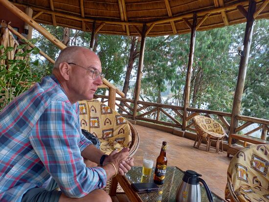 Am Ende der Insel lassen wir uns in einer Lodge auf eine Tasse Tee und ein Bier nieder.