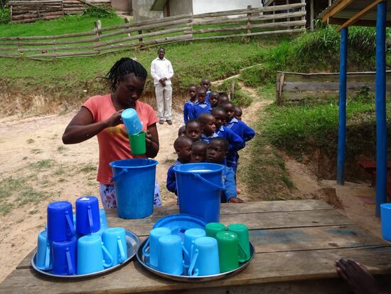 Die Kinder stehen brav an.