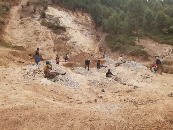 Am Wegesrand liegen Steinbrüche, dort wird hart gearbeitet.