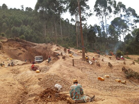 Ganze Familien picken dort Steine.