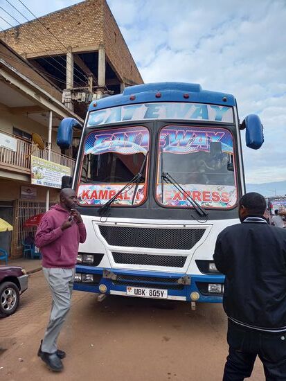 Der Bus sieht ganz passabel aus.
