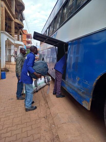 Unsere Rucksäcke werden verstaut.