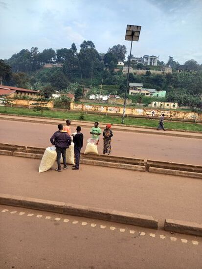 Säcke voll mit Popcorn, die werden in kleine Portionen umgefüllt und an die Fahrgäste verkauft. Wir nehmen auch zwei Tüten  