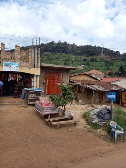 Entlang der Straße wird wieder alles mögliche verkauft.