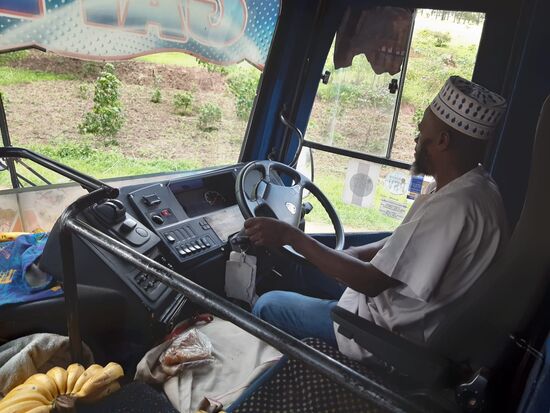 Der Fahrer hat einen aggressiven Fahrstil. Mopeds und Fußgänger werden von der Straße gehupt. Er brettert zum Teil mit 125km/h über die Straße. Nebenbei telefoniert er. Ein Paar aus England hat es mit der Angst zu tun bekommen und ist vorzeitig ausgestiegen.