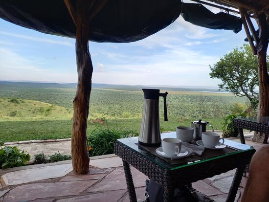 Nach einer kurzen Pause genießen wir einen Kaffee mit super schöner Aussicht.