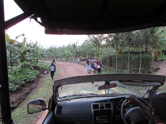 Unterwegs sehen wir viele Kinder auf dem Weg zur Schule.