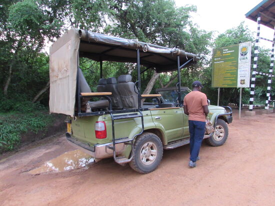 Mit diesem coolen Fahrzeug sind wir auf der Piste.