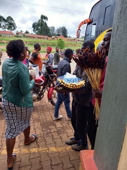 Fliegende Händler und Boda Boda's