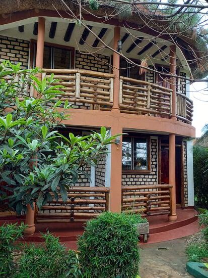 Unser Zimmer ist im Obergeschoss, mit Balkon.