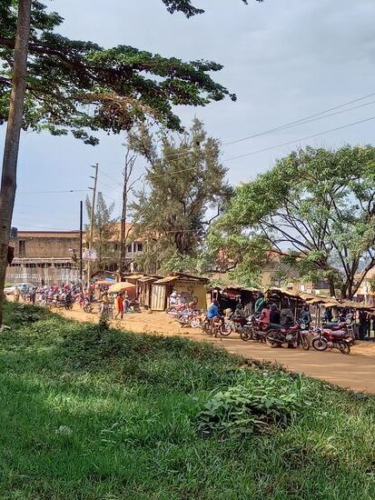 Dort stehen wieder unzählige Motorräder und hoffen auf Fahrgäste. Noch vor wenigen Jahren sollen hier nur Fahrräder unterwegs gewesen sein.