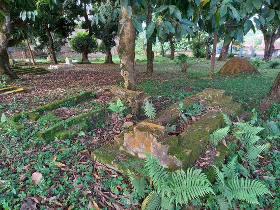 Auf dem Rückweg entdecken wir einen muslimischen Friedhof - ein mystisch wirkender Ort.