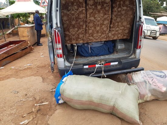 Unsere Rucksäcke werden unter die Sitze geschoben.