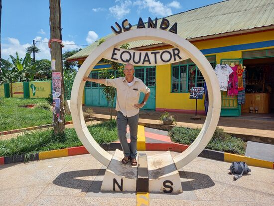 Bis zum Äquator ging es recht zügig und wie versprochen hält der Minibus und wir können unsere Fotos machen.