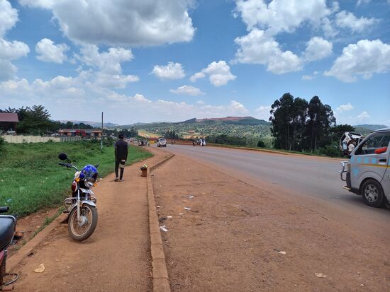 Die nächste Haltestelle ist in Mpigi. Wir werden kurz raus gelassen und dann ist der Bus auch schon weg.