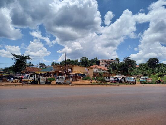 Auf der anderen Straßenseite geht es weiter.