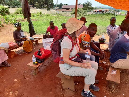 Während wir auf das Auto warten,  setze ich mich zu den Einheimischen unter eine schattenspendenden Plane.