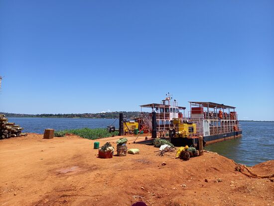 Wir sind an der Fähre.  14Uhr soll sie ablegen. Wir haben somit noch 40Minuten Zeit.