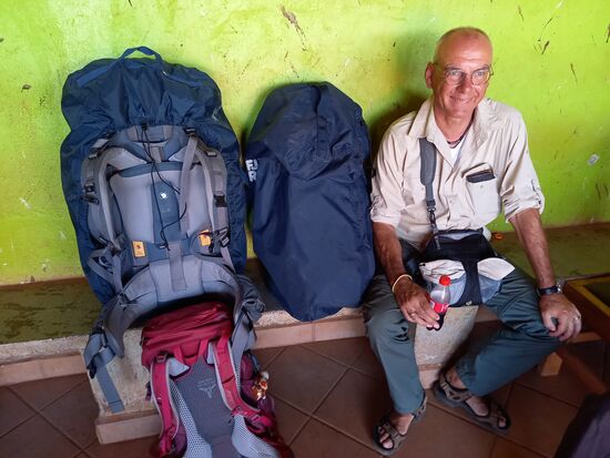 Es gibt einen Warteraum mit Sitzgelegenheiten. Doch vorher mussten wir uns in einem Buch registrieren und bekamen einen roten Punkt auf die Hand. Die Überfahrt ist kostenlos.