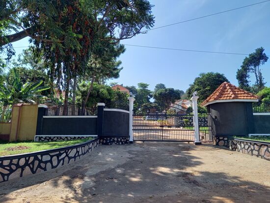 Arm und reich liegt hier oft nebeneinander. Je wohlhabender der Besitzer, desto höher die Mauer und der Stacheldraht.