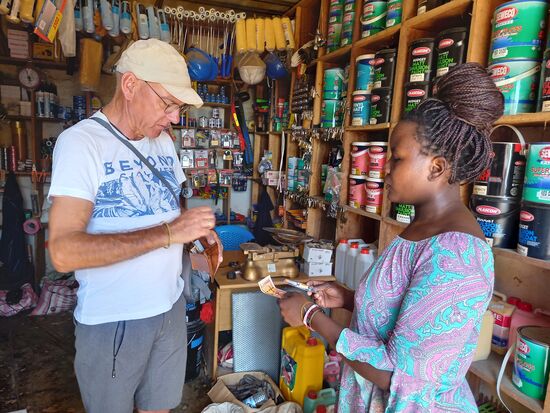 Matthias hatte Ausschau gehalten nach Sekunden Kleber, denn einer unserer Stecker musste repariert werden. Hier ist er fündig geworden.