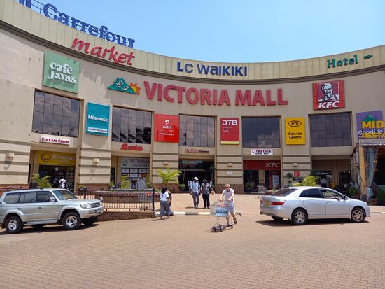 Die Mall liegt in unmittelbarer Nähe zum Park. Wir schauen kurz hinein und sind dann auch schon wieder weg - zu viel Luxus.